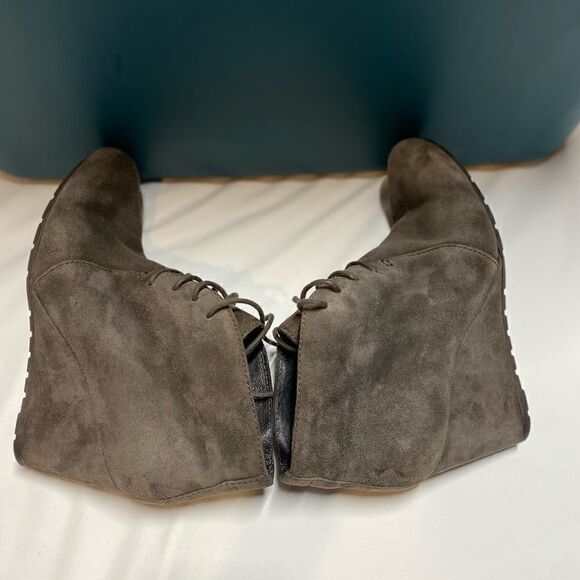 Clarks Chocolate Brown Wedge Booties - Size 7.5 - Picture 5 of 7